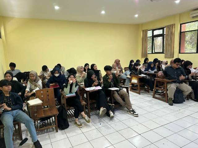 Suasana kelas tengah belajar psikologi pendidikan dari siang sampai menjelang sore hari. Sumber foto: hasil potret pribadi.