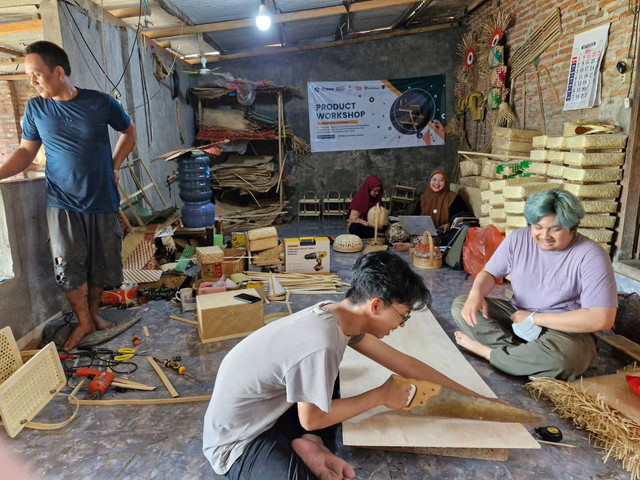 Kolaborasi Dosen, Mahasiswa, dan UMKM Bhima Aneka Besek untuk Membuat Produk Berkualitas Internasional dalam Kegiatan Pengabdian kepada Masyarakat