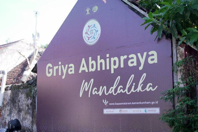 Griya Abhipraya Mandalika Mataram yang digagas dan dijalankan oleh Bapas Mataram. Merupakan rumah singgah bagi Klien Pemasyarakatan sebelum kembali ke masyarakat.