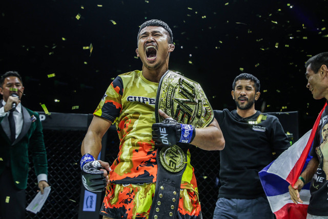 Superlek Kiatmoo9, Juara Dunia dua divisi dan dua olahraga ONE Championship. Foto: ONE Championship