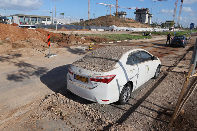 Kendaraan yang rusak terlihat setelah serangan rudal Iran ke wilayah Israel di Tel Aviv, Israel, Rabu (2/10/2024). Foto: JACK GUEZ / AFP