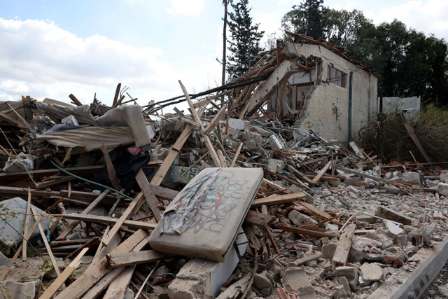 Bangunan yang hancur setelah serangan rudal Iran ke wilayah Israel di Hod HaSharon, Israel, Rabu (2/10/2024). Foto: JACK GUEZ / AFP