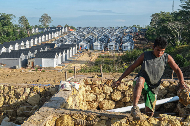 Deretan rumah yang masih dalam tahap pembangunan perumahan di Kendari, Sulawesi Tenggara, Kamis (3/10/2024). Foto: ANTARA FOTO/Andry Denisah