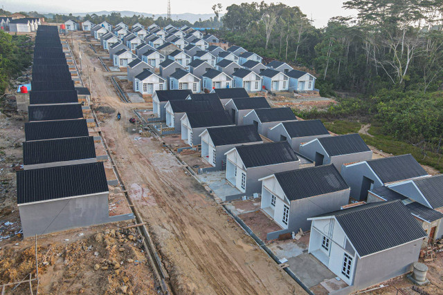 Deretan rumah yang masih dalam tahap pembangunan perumahan di Kendari, Sulawesi Tenggara, Kamis (3/10/2024). Foto: ANTARA FOTO/Andry Denisah