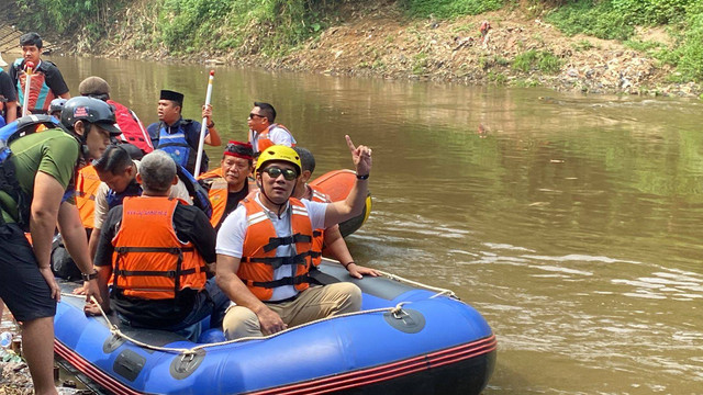 Cagub Jakarta Ridwan Kamil susuri Sungai Ciliwung di Condet, Jakarta Timur pada Kamis (3/10). Foto: Abid Raihan/kumparan