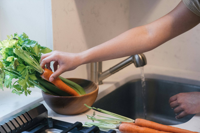 Ilustrasi cara mencuci sayur pestisida. Foto: Pexels.com/Mike Jones