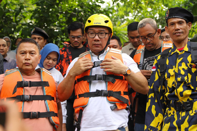 Calon Gubernur Jakarta Ridwan Kamil bersiap menaiki perahu saat menyusuri Sungai Ciliwung, Jakarta Timur, Kamis (3/10/2024). Foto: Iqbal Firdaus/kumparan