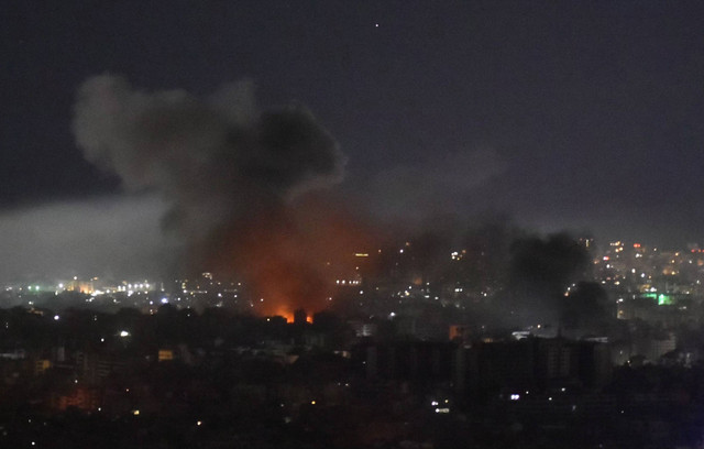 Asap mengepul dari lokasi serangan udara Israel yang menargetkan sebuah permukiman di pinggiran selatan Beirut, Lebanon, Kamis (3/10/2024). Foto: Fadel ITANI / AFP