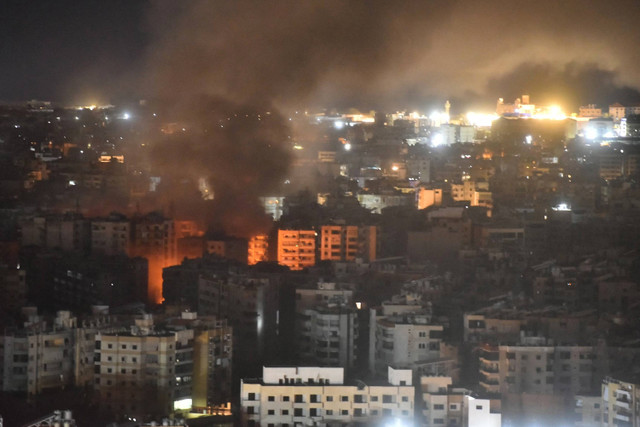 Asap mengepul dari lokasi serangan udara Israel yang menargetkan selatan Beirut, Lebanon, Kamis (3/10/2024). Foto: Fadel ITANI / AFP