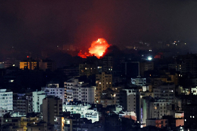 Asap mengepul dari lokasi serangan udara Israel yang menargetkan sebuah permukiman di pinggiran selatan Beirut, Lebanon, Kamis (3/10/2024). Foto: Amr Abdallah Dalsh/ REUTERS