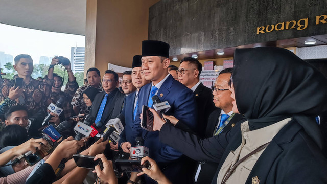 AHY bersama Edi Baskoro menjelang rapat paripurna pelantikan pimpinan MPR, Jakpus, Kamis (3/10). Foto: Thomas Bosco/kumparan