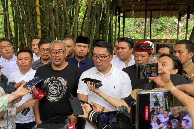 Cagub Jakarta Ridwan Kamil ditemui usai susur sungai Ciliwung di Condet, Jakarta Timur pada Kamis (3/10/2024). Foto: Abid Raihan/kumparan