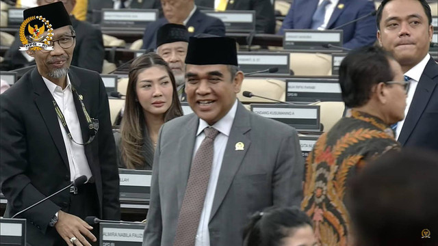 Ahmad Muzani tiba jelang Sidang Paripurna Ke-3 MPR RI di Kompleks Parlemen, Senayan, Jakarta, Kamis (3/10/2024). Foto: Youtube/ MPRGOID