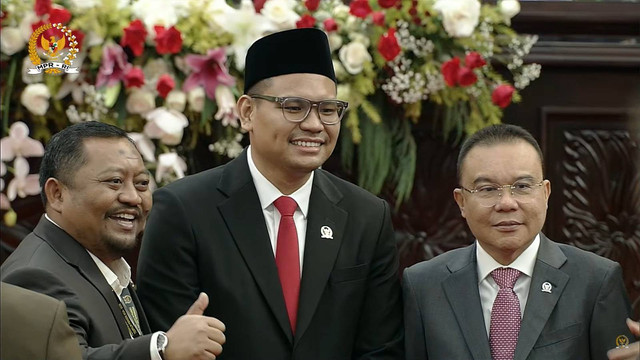 Muhammad Akbar Supratman (tengah) menghadiri Sidang Paripurna Ke-3 MPR RI di Kompleks Parlemen, Senayan, Jakarta, Kamis (3/10/2024). Foto: Youtube/ MPRGOID