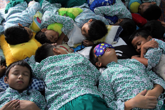 Siswa mengikuti program tidur siang di Sekolah Dasar Islam Jami'atul Muslimin Dumai, Riau, Selasa (1/10/2024). Foto: Aswaddy Hamid/ ANTARA FOTO