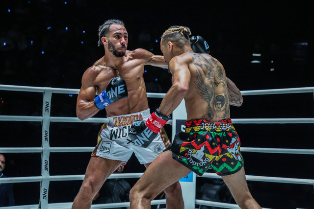 Alexis Nicolas (kiri) saat bertarung melawan Regian Eersel dalam pertemuan pertama. Foto: ONE Championship