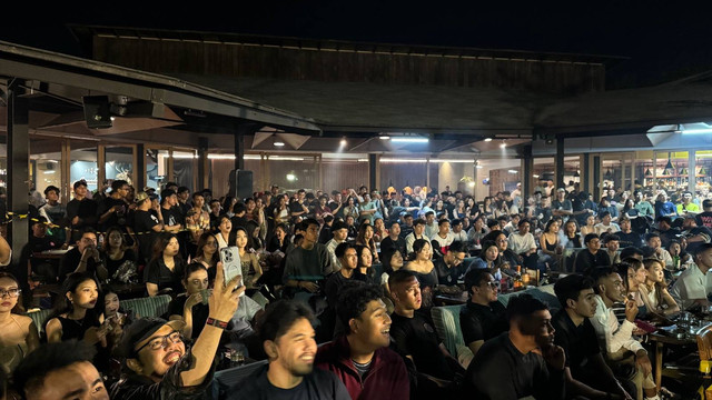 Penonton pertandingan tinju Bootlengloves di Kafe Tip Tap Toe, Sabtu (28/9). Foto: Arif UT/Pandangan Jogja