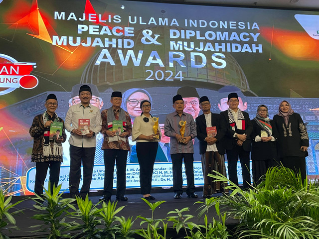 Wakil Presiden ke-10 dan ke-12 RI Jusuf Kalla (JK) dan Menteri Luar Negeri RI Retno Marsudi menerima penganugerahan penghargaan MUI Peace Mujahid Award dan MUI Diplomacy Mujahidah Award, di Hotel Sahid, Jakarta Pusat, Kamis (3/10/2024). Foto: Fadhil Pramudya/kumparan