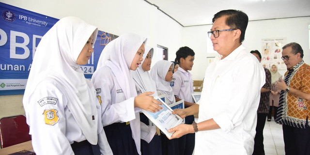 IPB University Salurkan Santunan Anak Yatim Tahap Kedua di Desa Lingkar Kampus