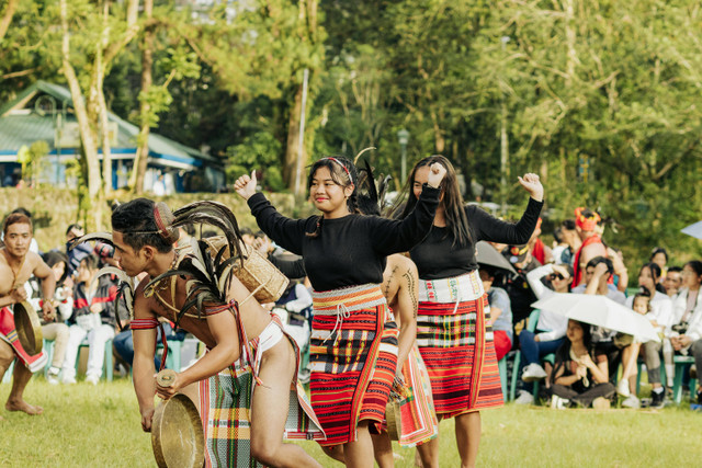 Ilustrasi Tari Rakyat: Pengertian, Ciri-Ciri, dan Contohnya. Foto: Pexels/terence b