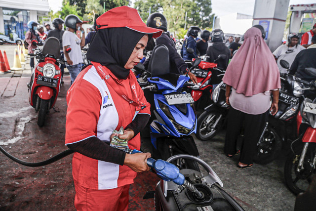 Petugas melayani pengisian bahan bakar minyak (BBM) pada kendaraan di salah satu SPBU Kamis (3/10/2024).  Foto: ANTARA FOTO/Andri Saputra