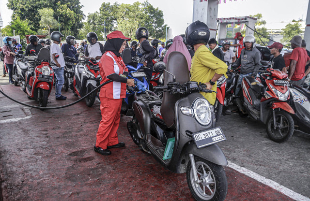 Petugas melayani pengisian bahan bakar minyak (BBM) pada kendaraan di salah satu SPBU Kamis (3/10/2024).  Foto: ANTARA FOTO/Andri Saputra