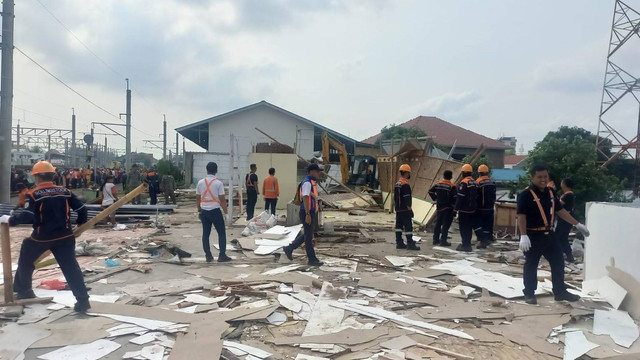 KAI Daop 6 Yogyakarta melaksanakan sterilisasi kawasan Bong Suwung, Kamis (3/10/2024). Foto: Dok. Istimewa