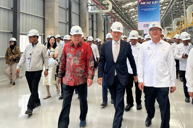 Menteri Investasi/Kepala BKPM Rosan Roeslani meresmikan PT KCC Glass Indonesia di Kawasan Industri Terpadu (KIT) Batang, Jawa Tengah, Kamis (3/10/2024). Foto: Intan Alliva Khansa/kumparan