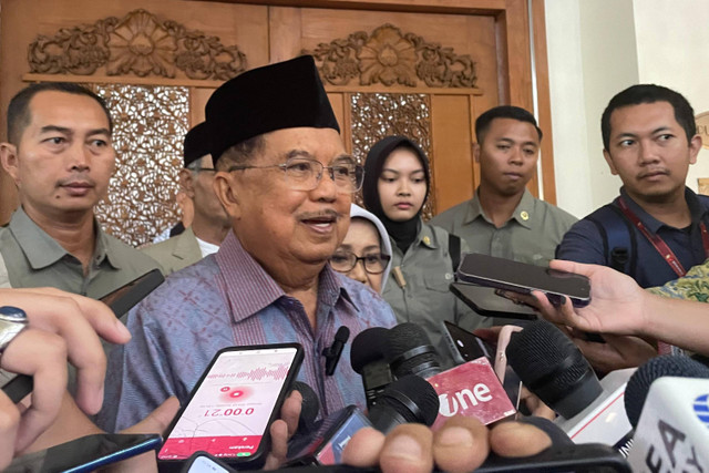 Wakil Presiden ke-10 dan ke-12 RI Jusuf Kalla (JK) saat ditemui wartawan usai menerima penghargaan dari MUI, di Hotel Sahid, Jakarta Pusat, Kamis (3/10/2024). Foto: Fadhil Pramudya/kumparan