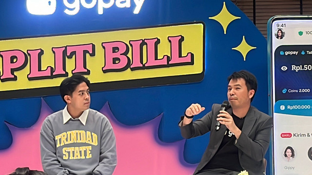 Content creator Jerome Polin dan  Head of Gopay Wallet Kelvin Timotius dalam acara Peluncuran Fitur Split Bill di Greyhound, Jakarta Selatan, Kamis (3/10). Foto: Widya Islamiati/kumparan