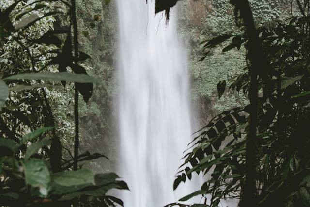 Air terjun Semirang. Foto hanyalah ilustrasi, bukan tempat yang sebenarnya. Sumber: Unsplash/Florian GIORGIO