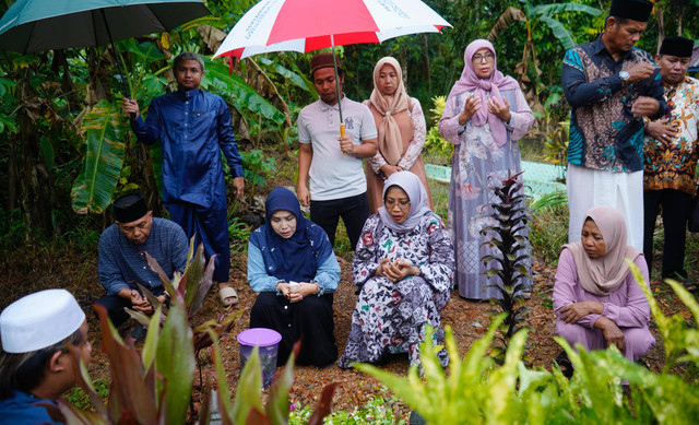 Calon Bupati Mempawah Erlina bertakziah ke makam Muhammad Pagi. Foto: Dok. Istimewa