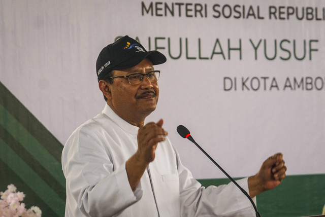 Menteri Sosial Saifullah Yusuf alias Gus Ipul memberikan sambutan saat menyalurkan bantuan kepada masyarakat miskin dan rentan saat melakukan kunjungan kerja di Ambon, Maluku, Kamis (3/10/2024). Foto: Darryl Ramadhan/kumparan