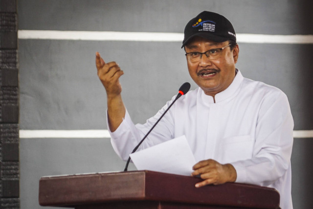 Menteri Sosial Saifullah Yusuf alias Gus Ipul memberikan sambutan saat menyalurkan bantuan kepada masyarakat miskin dan rentan saat melakukan kunjungan kerja di Ambon, Maluku, Kamis (3/10/2024). Foto: Darryl Ramadhan/kumparan