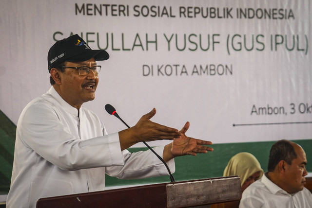 Menteri Sosial Saifullah Yusuf alias Gus Ipul menyampaikan sambutan saat menyalurkan bantuan kepada masyarakat miskin dan rentan dalam kunjungan kerja di Ambon, Maluku, Kamis (3/10/2024). Foto: Darryl Ramadhan/kumparan