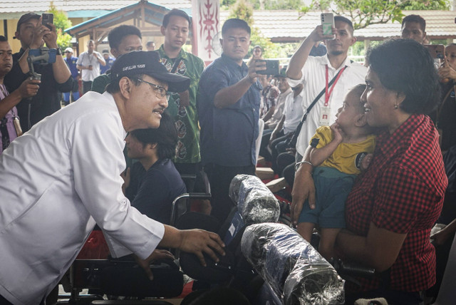 Menteri Sosial Saifullah Yusuf alias Gus Ipul berinteraksi dengan warga saat menyalurkan bantuan kepada masyarakat miskin dan rentan saat melakukan kunjungan kerja di Ambon, Maluku, Kamis (3/10/2024). Foto: Darryl Ramadhan/kumparan