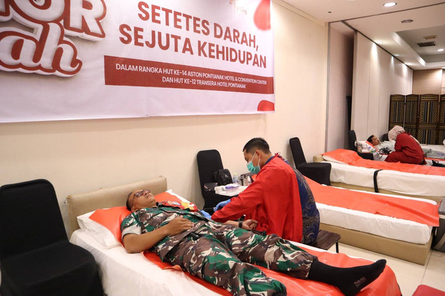 TNI-Polri, pihak hotel hingga masyarakat umum mengikuti donor darah yang digelar Aston Pontianak dan Transera Hotel. Foto: Dok. Aston Pontianak