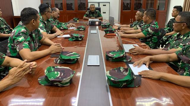 Komandan Satdik 4 (Dansatdik 4) Manado, Kolonel Marinir Hendy Dwi Bayu Ardiyanto, saat memberikan pengarahan untuk prajurit di Satdik 4 Manado, terkait persiapan pendidikan untuk siswa calon Prajurit TNI AL.