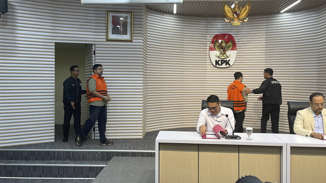 Konferensi pers penahanan 2 tersangka kasus pengadaan APD di KPK, Kamis (3/10/2024). Foto: Fadhil Pramudya/kumparan