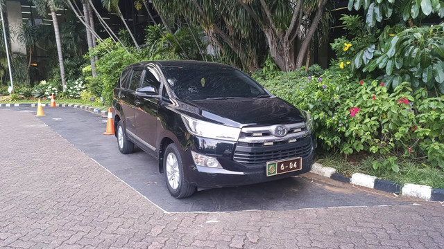 Mobil Kejagung terparkir di depan lobi masuk dan parkiran KLHK, Jakpus, Kamis (3/10/2024). Foto: Thomas Bosco/kumparan