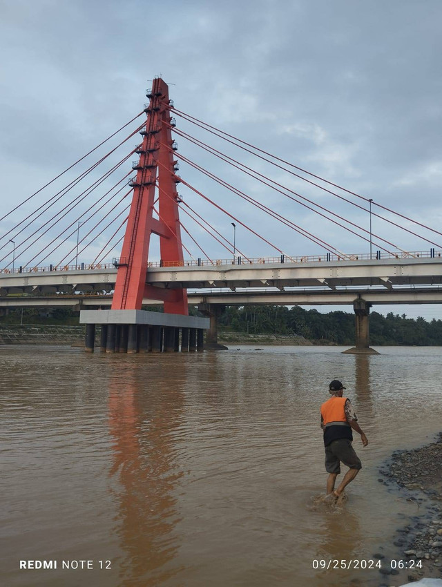 Jembatan Batang Hari Sungai Dareh di Kab. Dharmasraya Provinsi Sumatera Barat (Foto : Dokumen Pribadi)