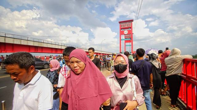 lustrasi sejumlah warga Palembang yang memadati Jembatan Ampera, Foto: ary priyanto/urban id