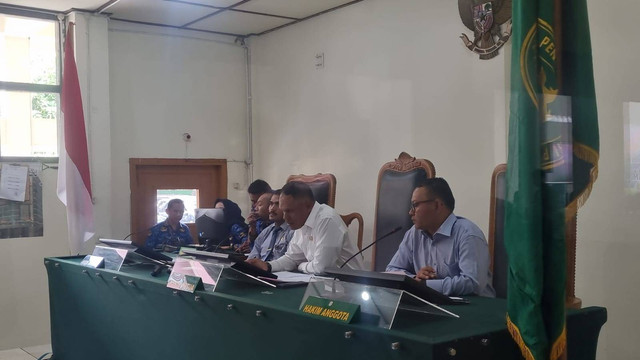 Ketua Majelis Hakim Anak PN Palembang, Eduard saat dalam persidangan kasus pembunuhan siswi SMP di Palembang, Foto : Abdullah Toriq/Urban Id