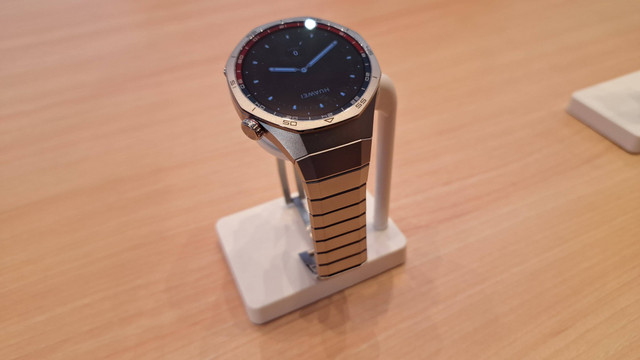 Huawei Watch GT 5 Pro varian Titanium.  Foto: Habib Allbi Ferdian/kumparan