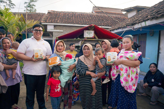 PT Lucky Mom Indonesia salurkan bantuan popok dan pakaian bayi kepada keluarga terdampak gempa bumi di Kabupaten Bandung. (Foto: Istimewa) 