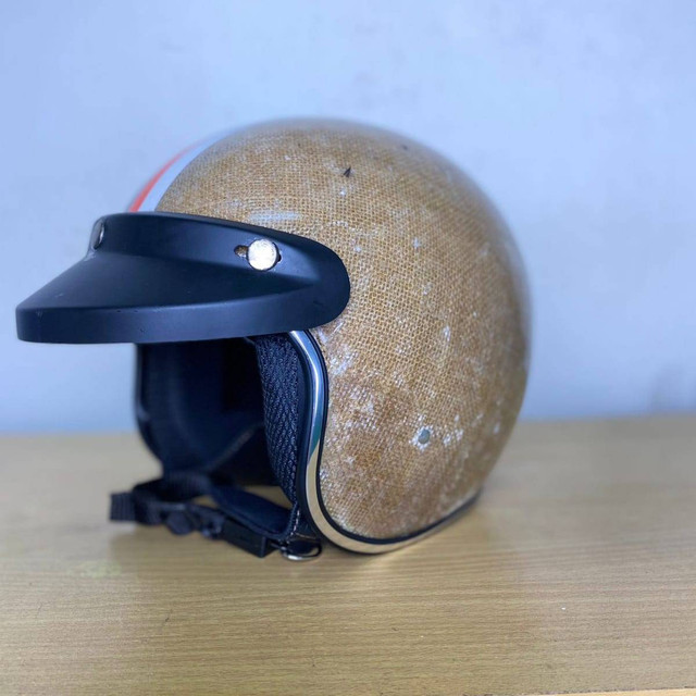 Helm Komposit serat rami/foto pribadi