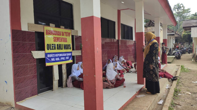 Salah satu ruang kelas baru (RKB) Sekolah Dasar Negeri (SDN) Senangsari disegel oleh pihak yang mengaku sebagai ahli waris di Kecamatan Pagelaran, Kabupaten Pandeglang, Banten, Kamis (3/10/2024). Foto: Dok. Istimewa