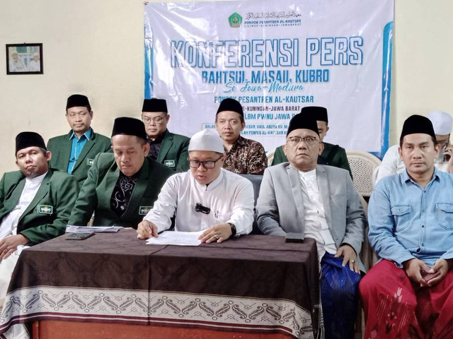 Konferensi pers hasil Bahtsul Masail Kubro (BMK) se-Jawa dan Madura. Foto: Tarjoni/Ciremaitoday