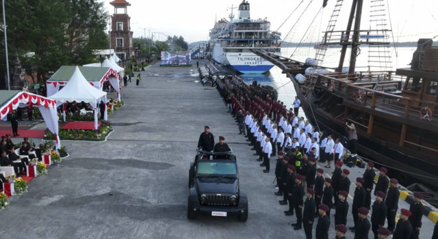 Direktur Jenderal Imigrasi membuka rangkaian operasi Pengawasan
Keimigrasian "Jagratara" dengan apel pasukan di Pelabuhan Benoa, Denpasar, Bali
pada Rabu (02/10/2024). Foto: Dok. Imigrasi