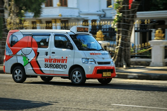 Unit Transportasi Feeder Wira Wiri Suroboyo. Sumber: https://www.shutterstock.com/image-photo/surabaya-indonesia-23-june-2023-feeder-2322583519